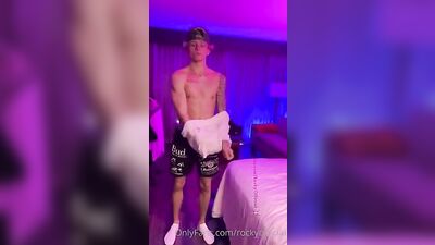 Pantses the tiny twink returns with solo action!