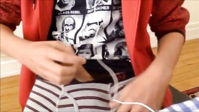 Golden Twink: Desk Wanker