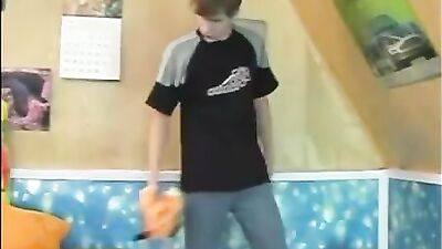 Jerking off before bed helps this dude sleep better