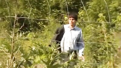 Bug Bites and Cum: Amateur Ass Play in Gay Porn!