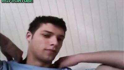 Young stud jacks off in bed with his college buddies! - Boys Porn