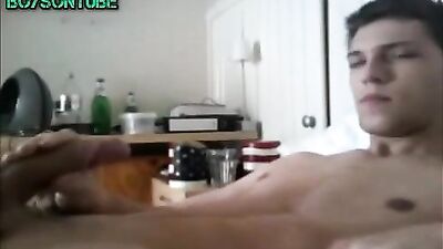 Young stud jacks off in bed with his college buddies! - Boys Porn