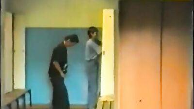 Gangbang Chaud à la Piscine et Dans les Vestiares: Teen Gay Bareback Group Sex!