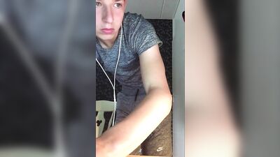 Gay Porn Bliss: Cute Amateur Boys Show Ass and Wank!