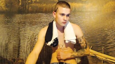 Renaldo se détend sur le bord de l'eau boys porn