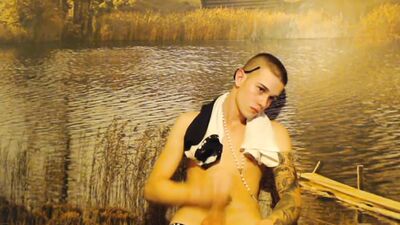 Renaldo se détend sur le bord de l'eau boys porn