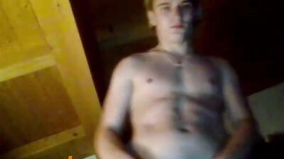 Cute blonde omegle boy online chats and shows off his hot body in steamy gay web-cam porn!