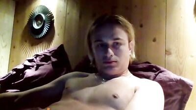 Cute blonde omegle boy online chats and shows off his hot body in steamy gay web-cam porn!