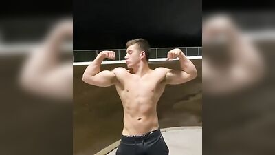 Muscle Flexing Solos: Isaacs Sweatpants Showcase