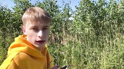 Gay Porn Amateur Cutie Sucks Boyfriend in Public!