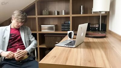 [270] Naughty moment in office!
