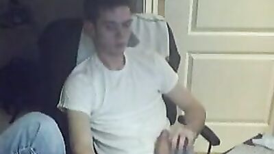 Boy porn gives his friend a good BJ
