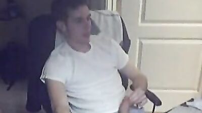 Boy porn gives his friend a good BJ