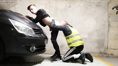 Gay garage thrills: bareback action with sexy boys!
