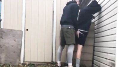 Ficken auf dem Hinterhof: Twinks in Hardcore Gay Porn Action