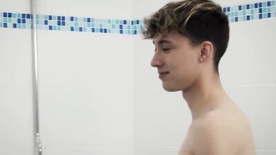 Cumming in the Swimming Pool: Twinks Play Handjob Action Cum Shots!