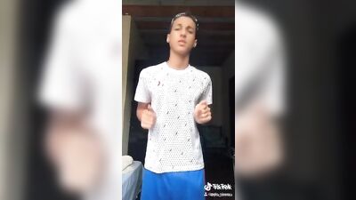 Gay Porn Novinho Excitado Só de Short no TikTok