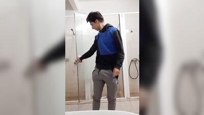 Amateur Bathroom Cummers: A Gay Porn Experience