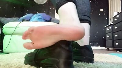 Trainer Twink: The Ultimate Barefoot Experience!