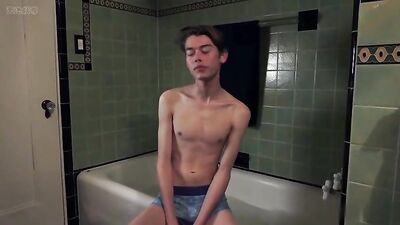 Gay Porn Cum Bath Solo: Action-packed Handjob Adventure