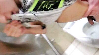 Junge blonde Twink Porn Flughafen Toilette Quickie Fuck! - Bareback Blond Boys In The Airport Bathroom For A Quickie