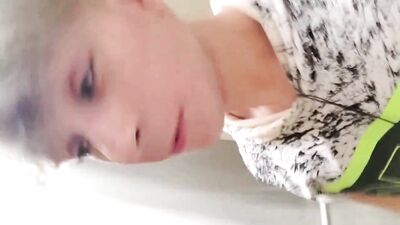 Junge blonde Twink Porn Flughafen Toilette Quickie Fuck! - Bareback Blond Boys In The Airport Bathroom For A Quickie