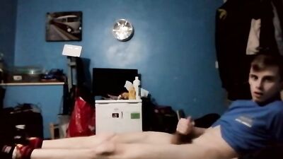 Adidas-clad hunk jerks off on trackside, Solo shenanigans with a fitness freak.