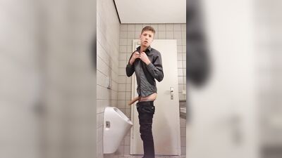 Gay Toilet Teen Porn Adventures - Auf der Toilette^^