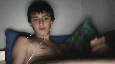 Young Teen Cum in Bed - Amateur Handjob Web-Cam - Moment of Relaxation before Dinner