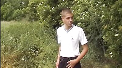 Young Buck Solo Porn In The Field: Amateur Cum Shots And Handjobs