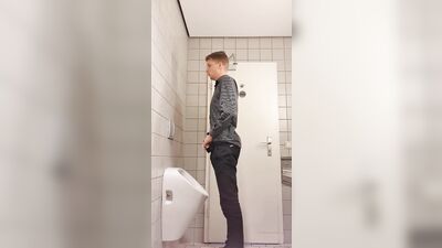 Twink in the Stall: Steamy Gay Porn Adventure!