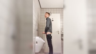 Twink in the Stall: Steamy Gay Porn Adventure!