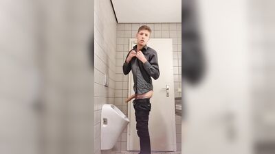 Twink in the Stall: Steamy Gay Porn Adventure!