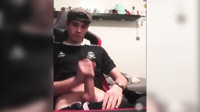 Jerking off after Gaming: Amateur Solo Twink Masturbation!