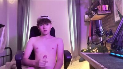 Young Dutch Guy takes a break from gaming for you! - Unleashed Amateur Solo