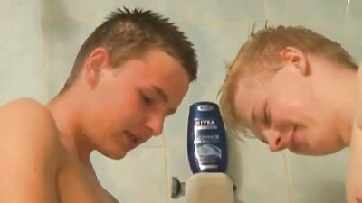 Dans la douche teen gay porn boys wet fun