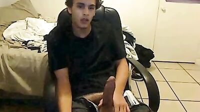 Masturbating while chatting with cam boys: A Gay Porn Excitement!