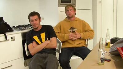 Golden Bod Aussie Meets Pommy Trash in Steamy Action!