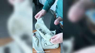 Dirty Socks Fetish: Shooting a Load on Sk8erboy Socks!