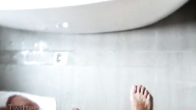 Bathing Buddies: Amateur Bareback Cum Shots