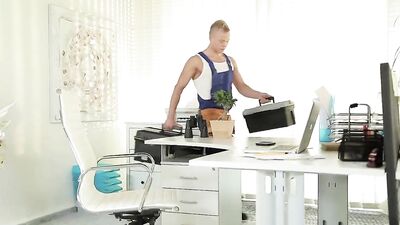 Chris Jensens Bareback Blond Boys Cum Shots: Hot Repairman Fucked!