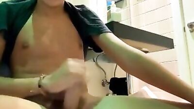 Young Hotties Web-Cam Bathroom Boys Porn Adventure!