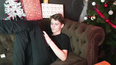 Young F*cker: Amature Bareback Gay Porn with Santa Raw (190 characters)