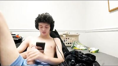 Curly Cutie Masturbates on Cam: Gay Amateur Web-Cam Solo Porn