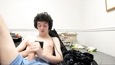 Curly Cutie Masturbates on Cam: Gay Amateur Web-Cam Solo Porn