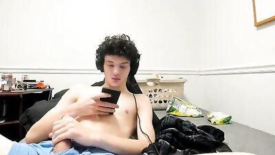 Curly Cutie Masturbates on Cam: Gay Amateur Web-Cam Solo Porn