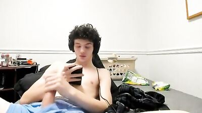 Curly Cutie Masturbates on Cam: Gay Amateur Web-Cam Solo Porn