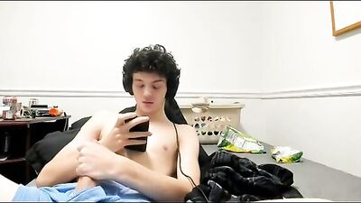 Curly Cutie Masturbates on Cam: Gay Amateur Web-Cam Solo Porn