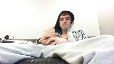 Hoodie Wank - Amateur Solo Web-Cam: The Ultimate Hoodie Fetish Experience!