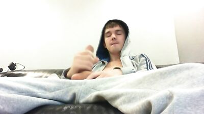 Hoodie Wank - Amateur Solo Web-Cam: The Ultimate Hoodie Fetish Experience!